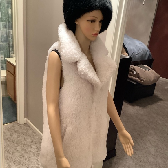 New Directions White Faux Fur Sherpa Teddy Vest Size S/M - Picture 3 of 16